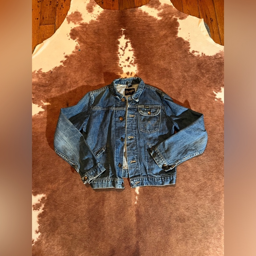 Vintage Wrangler jean jacket 
kids size 14
No flaws hand embroidered flower​